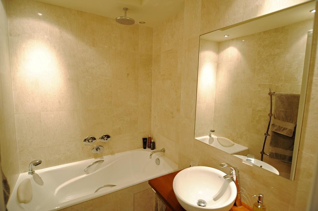 Champs Elysees Homestay - Air Conditioning Paris Værelse billede